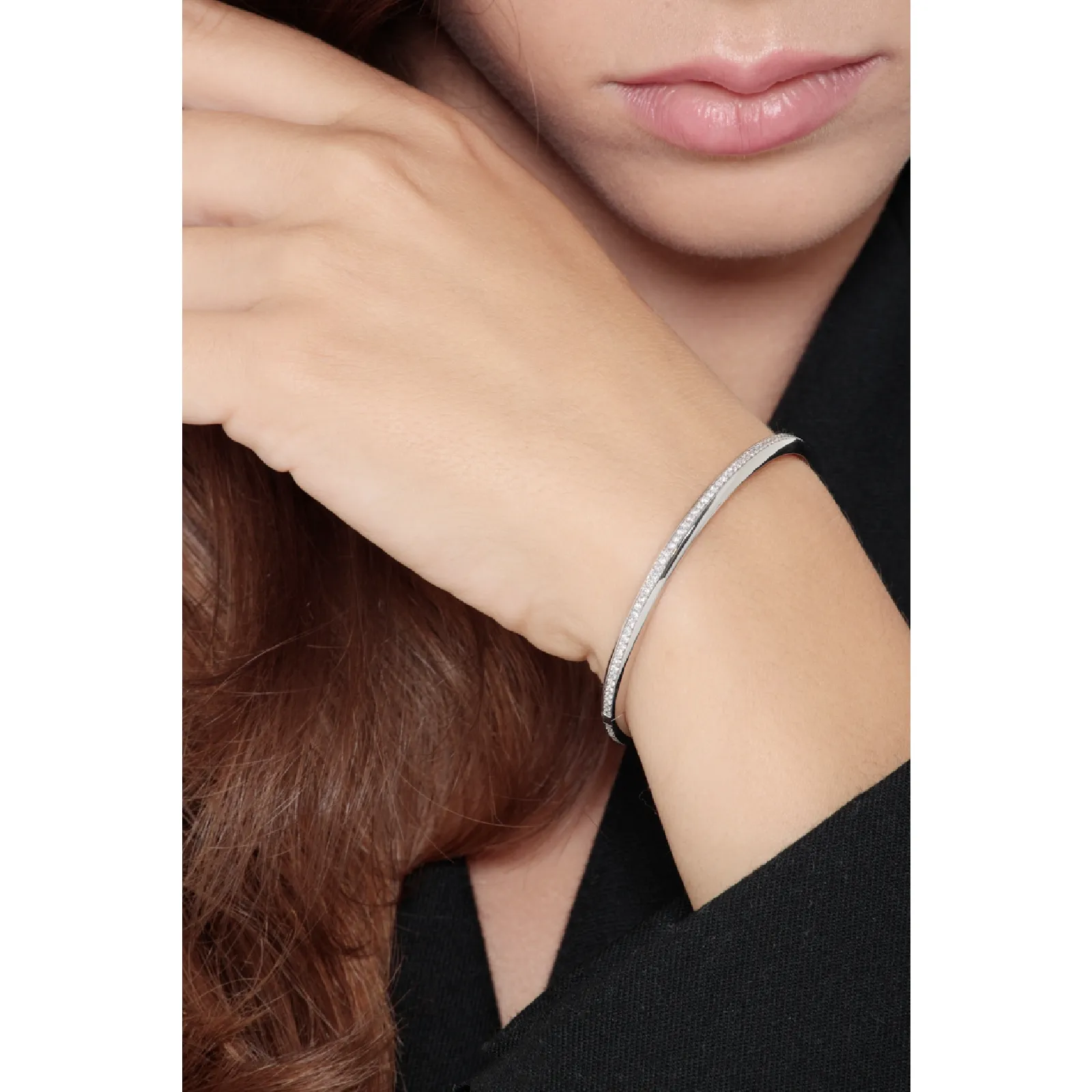 Bracciale rigido in oro bianco 18k con diamanti a tutto giro