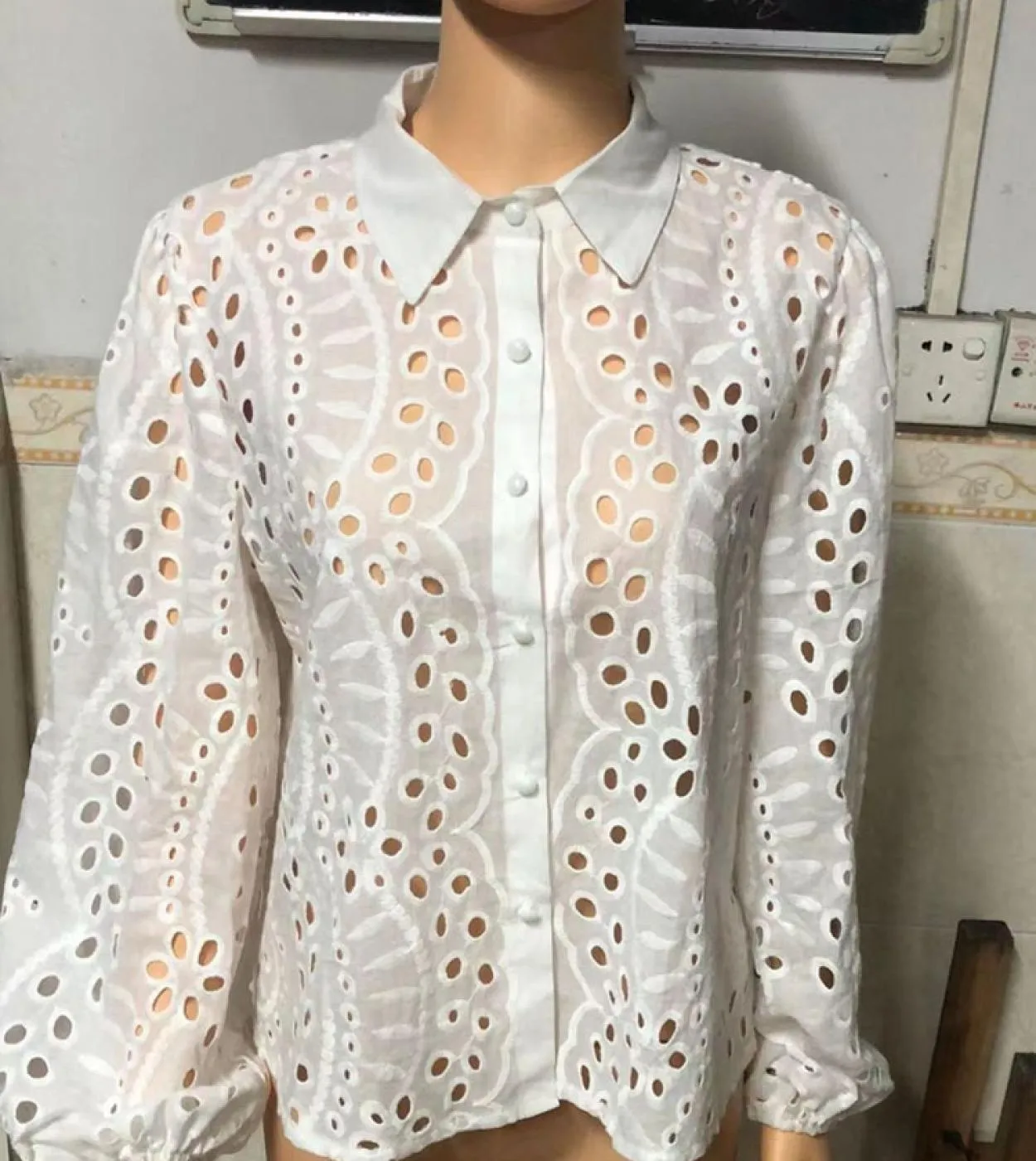 Camicetta da donna a maniche lunghe Camicetta casual moda scava fuori camicia ricamata primavera nuovi vestiti di moda tinta uni