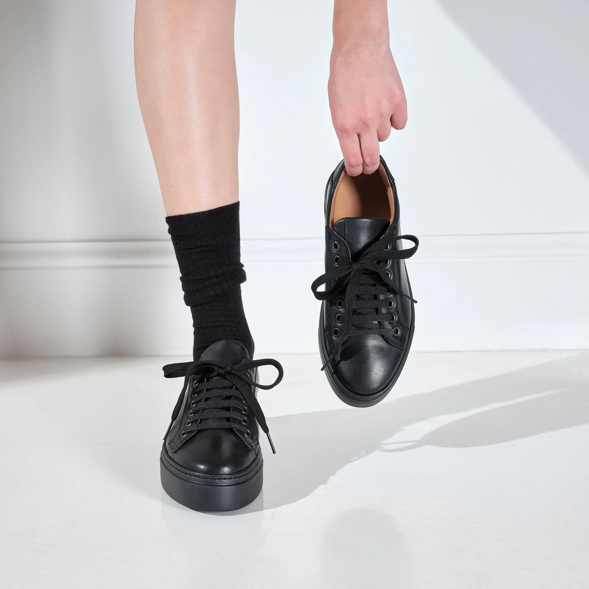 Classic lace-up sneaker black