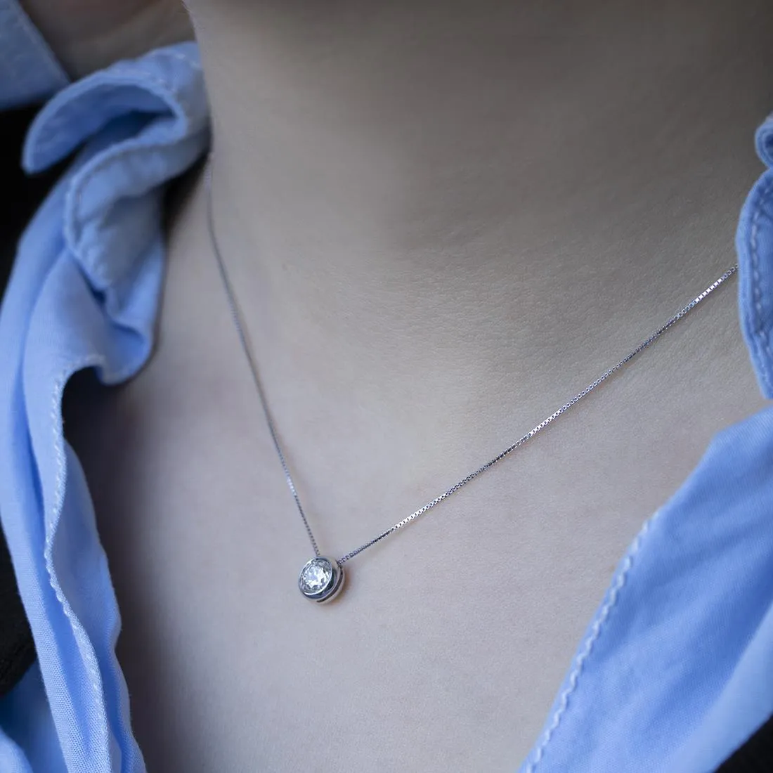 Collana punto luce cipollina in oro bianco con diamante 0.28 ct