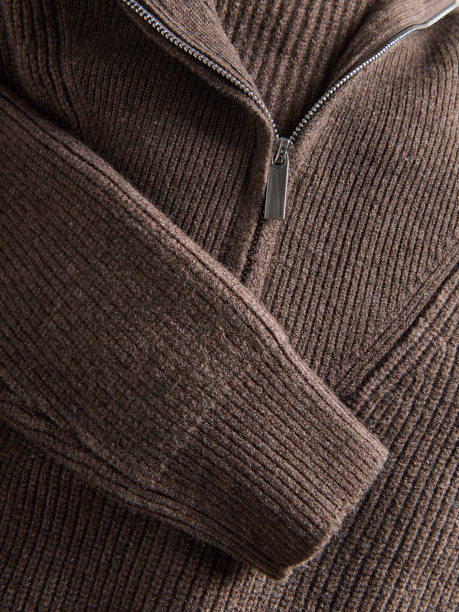 Maglione con dolcevita allacciato