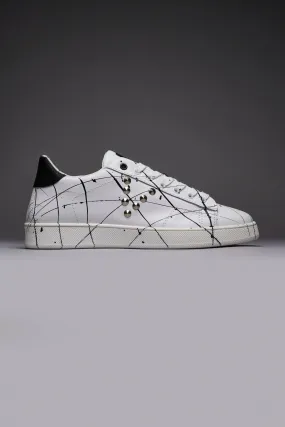 SIERRA - Sneakers a suola bassa Bianca con retro Nero borchie e schizzi di vernice